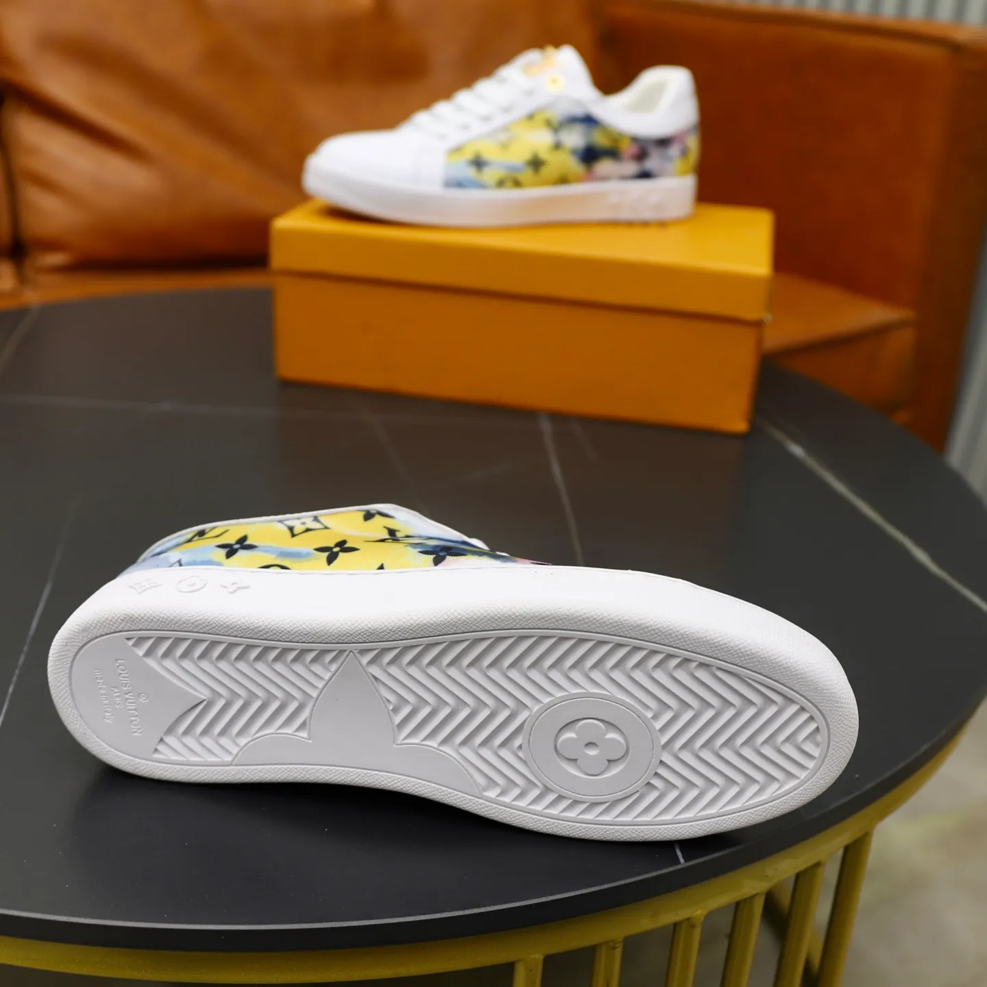 Ex-factory price: 400💰🙅‍♂️🙅‍♂️🙅‍♂️ Brand: LV Louis Vuitton Standard code: 38-44 (45 customized) Grade: Same as the official website Material: Original material splicing Comfortable and breathable lining Lightweight and wear-resistant sports outsole Style category: Men's fashionable casual shoes Running sneakers Distinguished luxury brand elements Top luxury Color: actual picture color